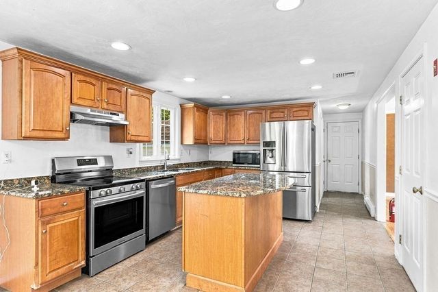 35 Meeshawn Ave, Taunton, MA 02718