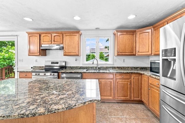35 Meeshawn Ave, Taunton, MA 02718