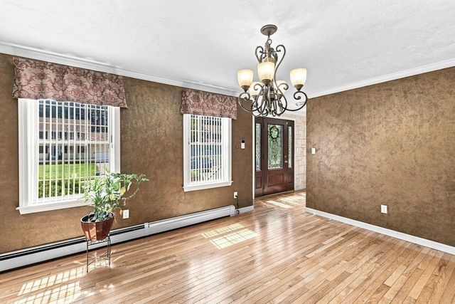 35 Meeshawn Ave, Taunton, MA 02718