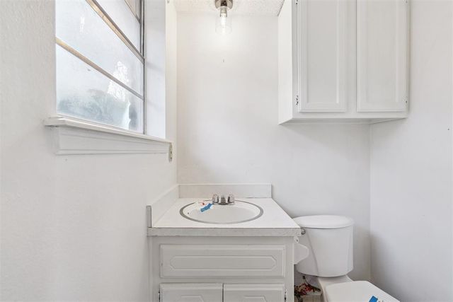 1052 NW 7th Place, Moore, OK 73160