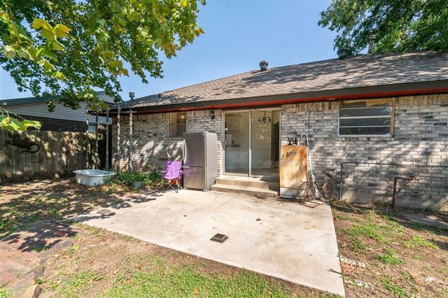 1052 NW 7th Place, Moore, OK 73160