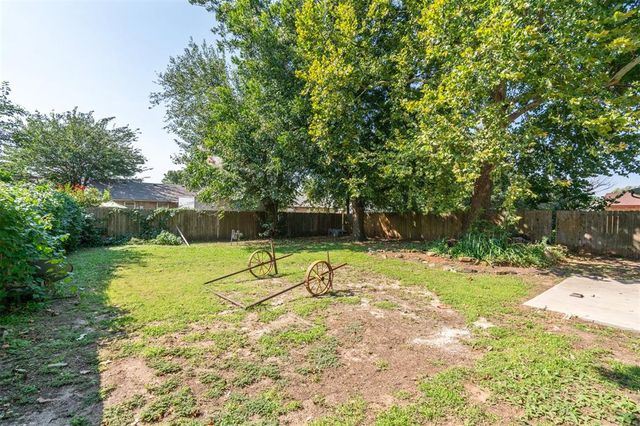 1052 NW 7th Place, Moore, OK 73160
