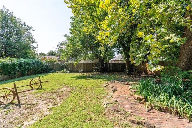 1052 NW 7th Place, Moore, OK 73160