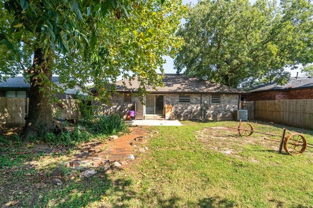 1052 NW 7th Place, Moore, OK 73160
