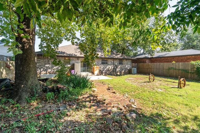 1052 NW 7th Place, Moore, OK 73160