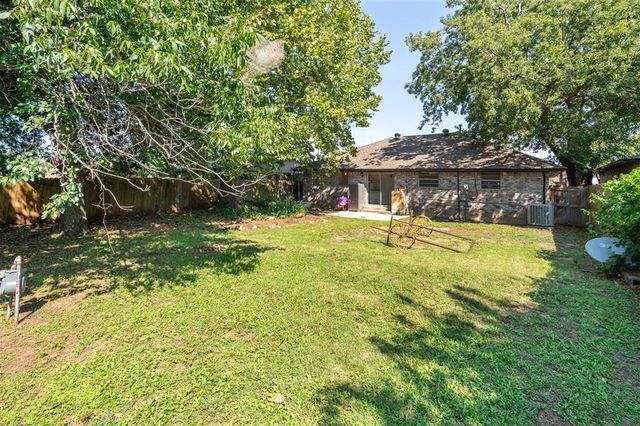 1052 NW 7th Place, Moore, OK 73160