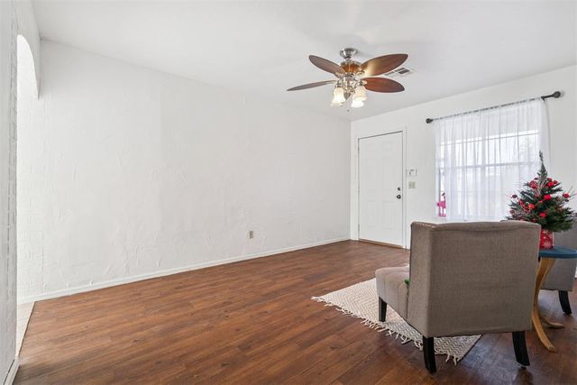 1052 NW 7th Place, Moore, OK 73160