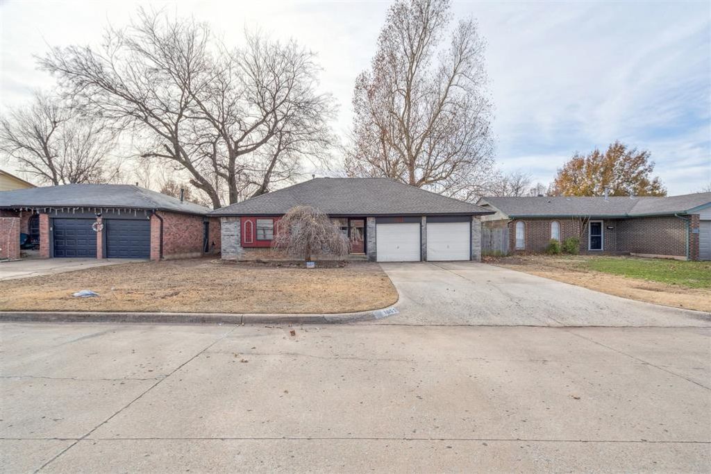 1052 NW 7th Place, Moore, OK 73160