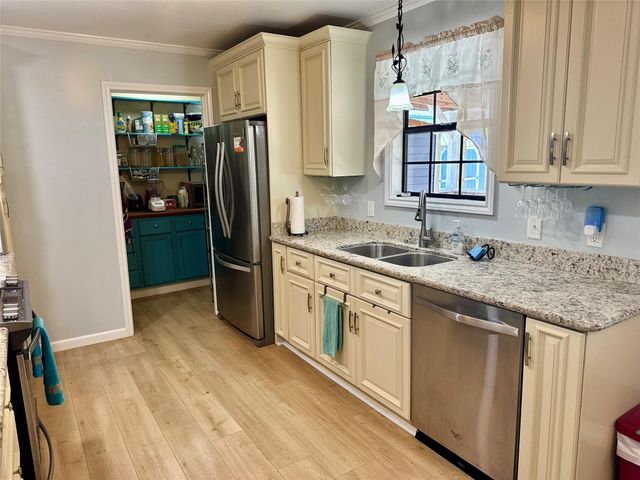 17 Oakhollow, Palacios, TX 77465