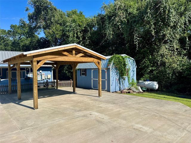 17 Oakhollow, Palacios, TX 77465