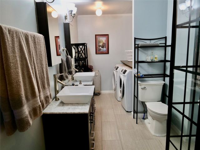 17 Oakhollow, Palacios, TX 77465