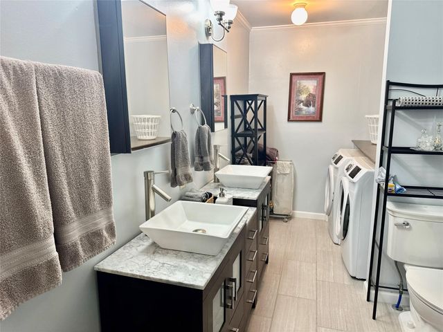 17 Oakhollow, Palacios, TX 77465