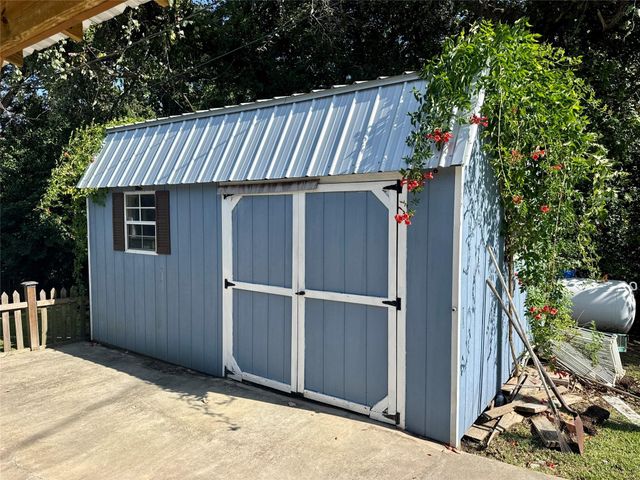 17 Oakhollow, Palacios, TX 77465