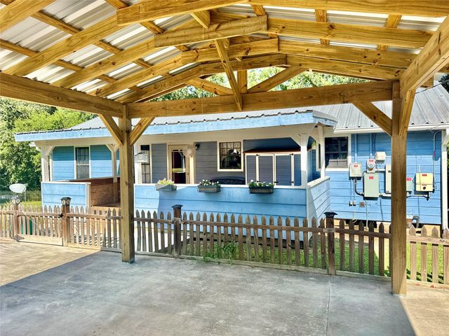 17 Oakhollow, Palacios, TX 77465