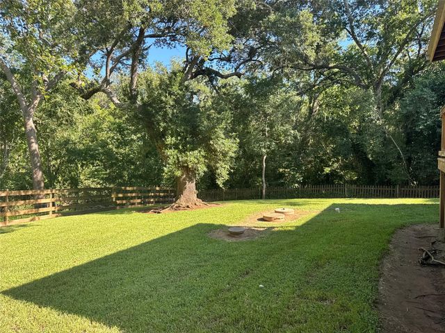 17 Oakhollow, Palacios, TX 77465