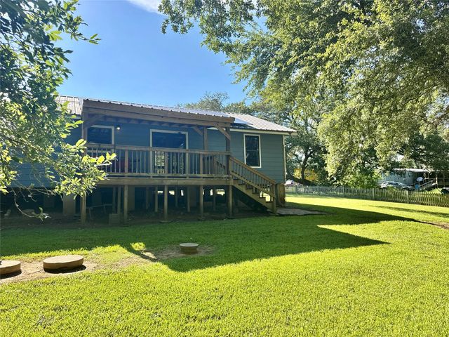 17 Oakhollow, Palacios, TX 77465