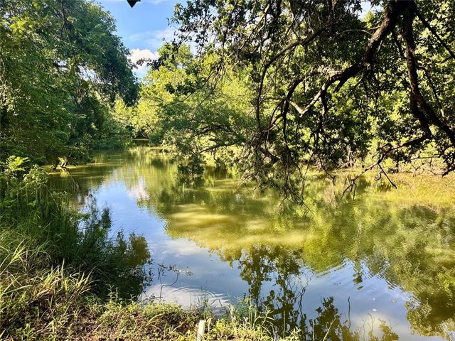 17 Oakhollow, Palacios, TX 77465