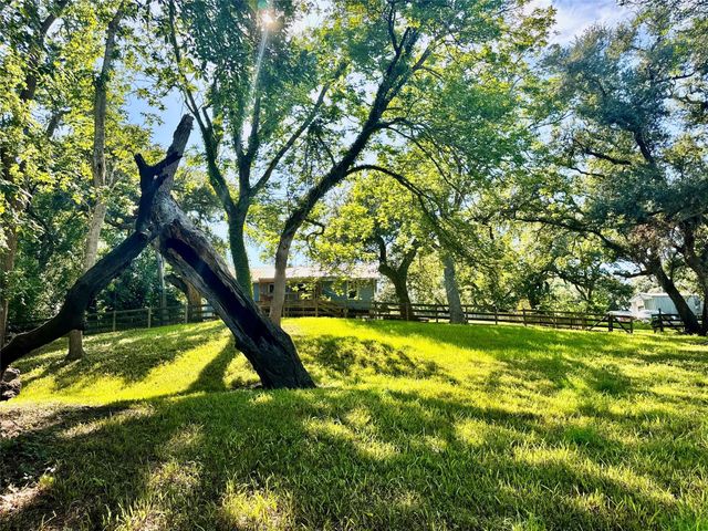 17 Oakhollow, Palacios, TX 77465