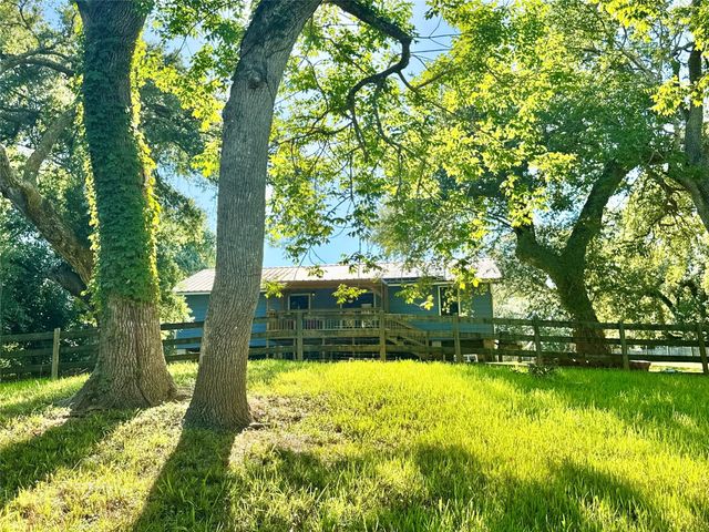 17 Oakhollow, Palacios, TX 77465