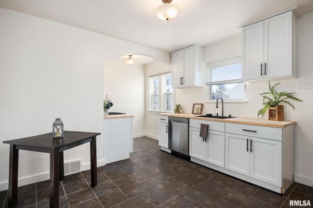 803 W MEADOWS Place, Peoria, IL 61604