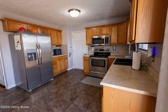 127 Longsdale Ct, Radcliff, KY 40160