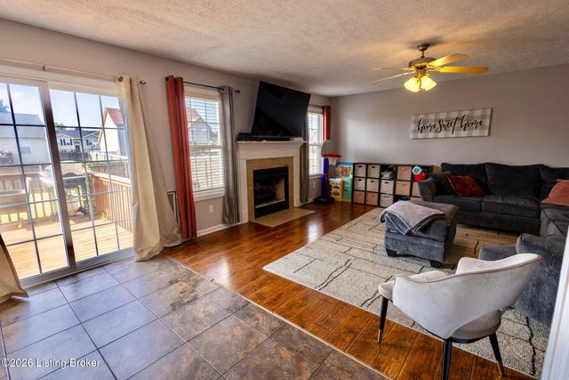 127 Longsdale Ct, Radcliff, KY 40160