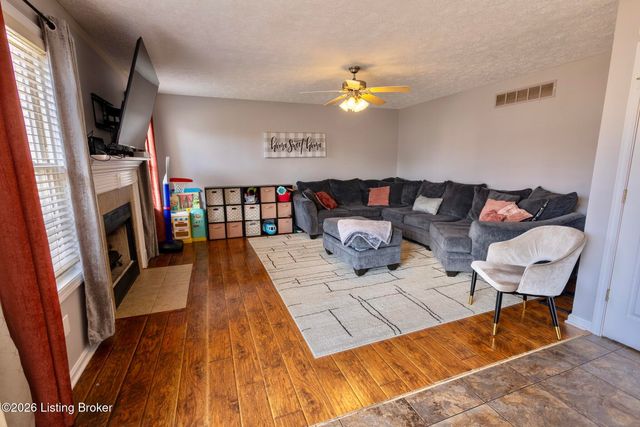 127 Longsdale Ct, Radcliff, KY 40160
