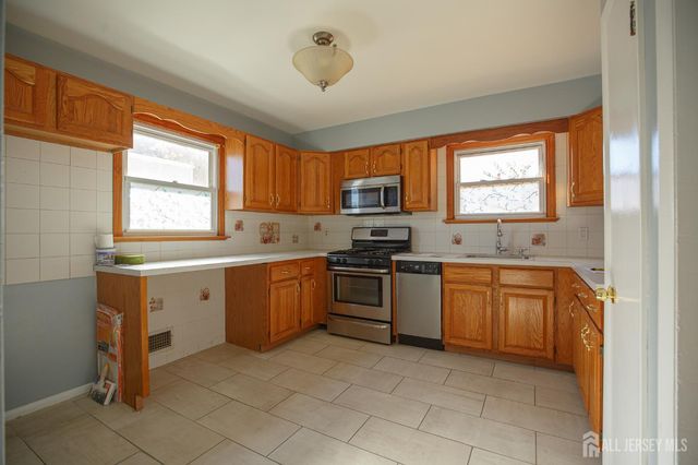 373 Hyatt Street, Avenel, NJ 07001