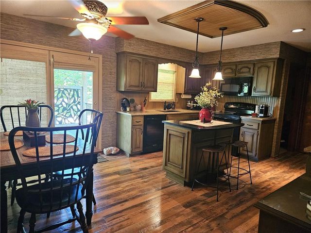 6626 Oak Ridge Drive, Shawnee, KS 66217