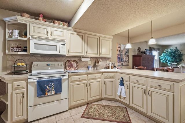 6626 Oak Ridge Drive, Shawnee, KS 66217