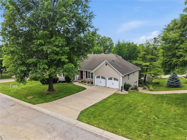 6626 Oak Ridge Drive, Shawnee, KS 66217