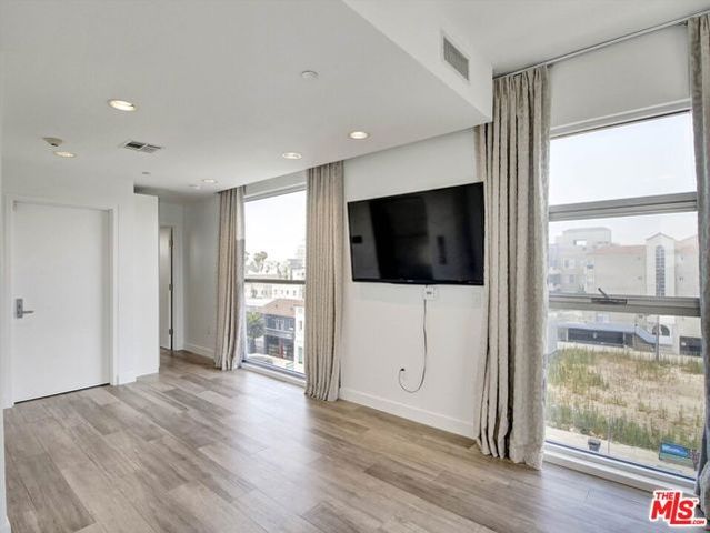 600 S La Brea Avenue 3, Los Angeles, CA 90036