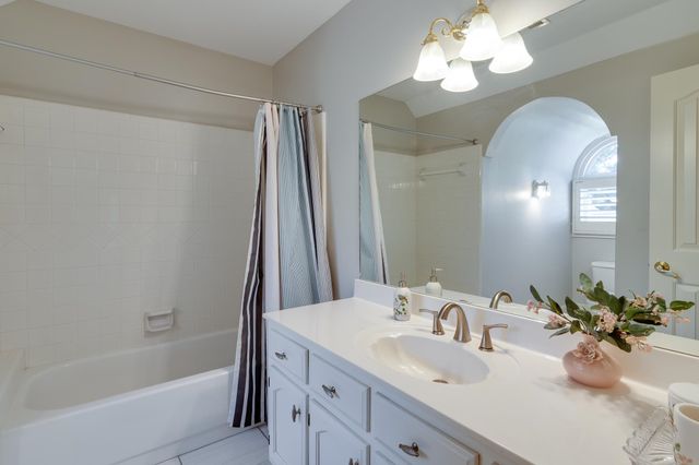 8813 THREE CHIMNEYS DR E, Germantown, TN 38138