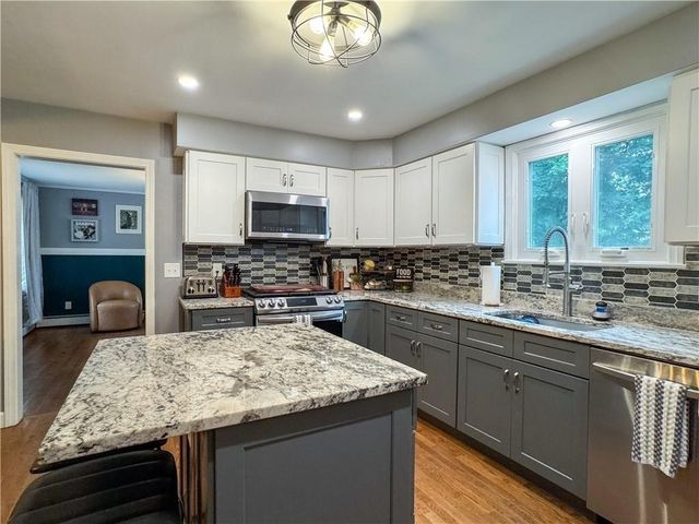 442 Eastview Ave, Somerset, MA 02726