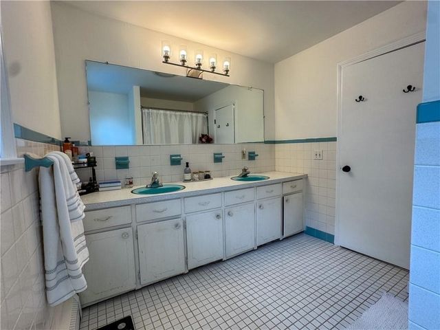 442 Eastview Ave, Somerset, MA 02726