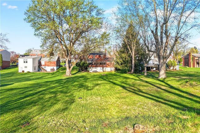 2808 Herron Ln, Shaler, PA 15116