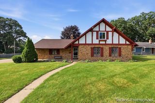 2423 Ridgefield Road, Portage City, MI 49024