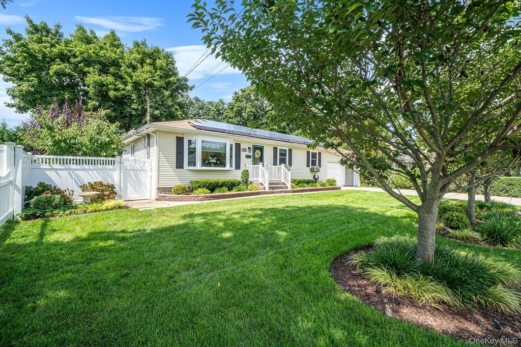 60 Westwood Avenue, Deer Park, NY 11729 — photo 2