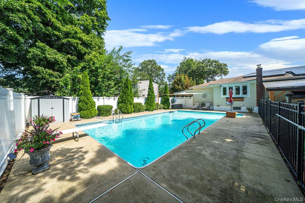 60 Westwood Avenue, Deer Park, NY 11729 — photo 3