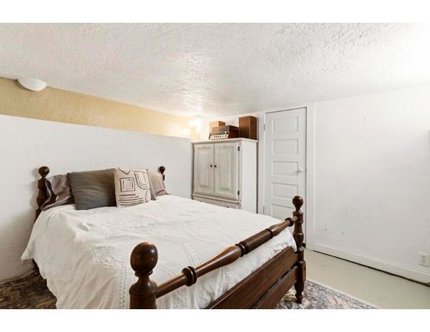 820 Kent Avenue NW, Albuquerque, NM 87102