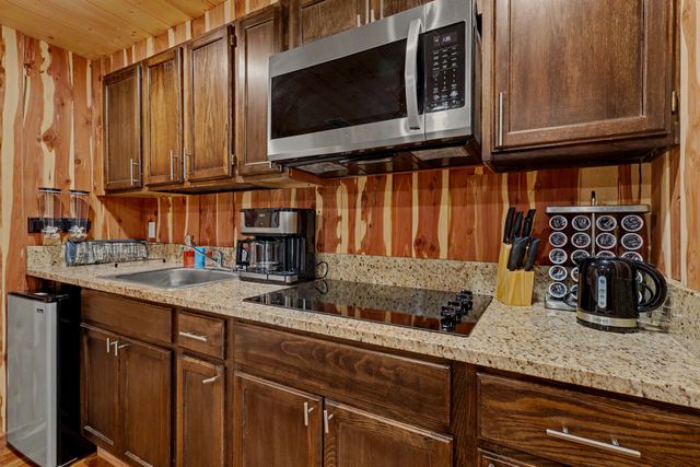 156 Lakeridge Road, Rockaway Beach, MO 65740