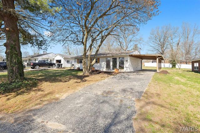 233 Sunset Drive, Belleville, IL 62223