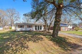 233 Sunset Drive, Belleville, IL 62223