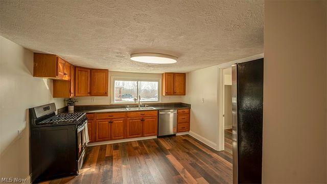 202 Cleveland Avenue E, Warren, OH 44483