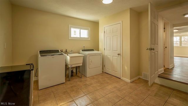 202 Cleveland Avenue E, Warren, OH 44483