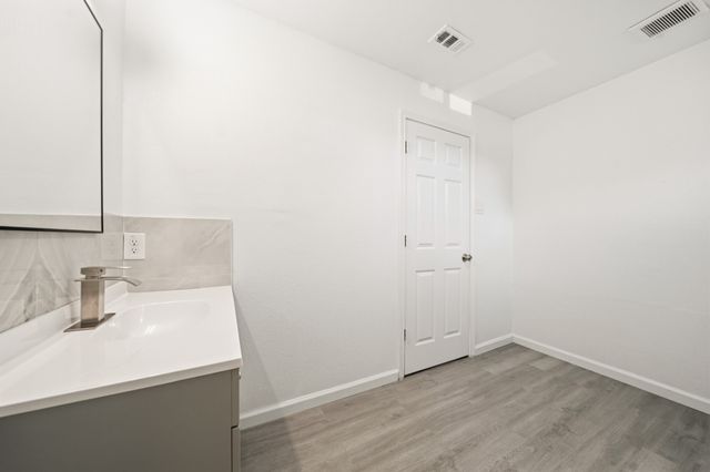 2520 Briarwood Lane, Bellmead, TX 76705