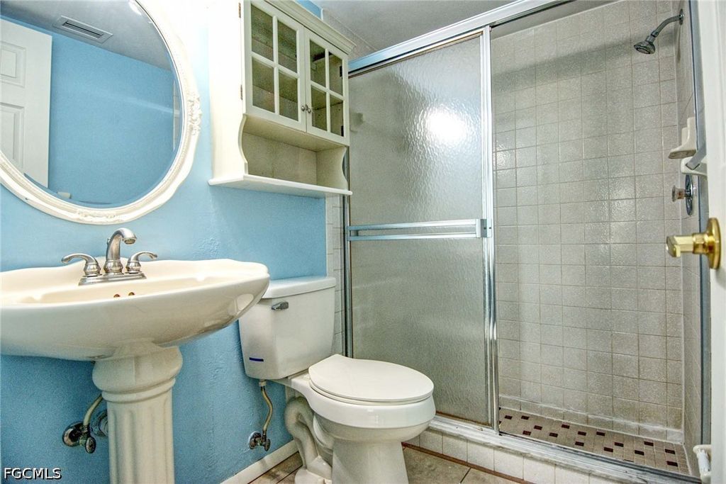 Image 12 of property listing at 1100 Pondella RD 807, Cape Coral, FL 33909
