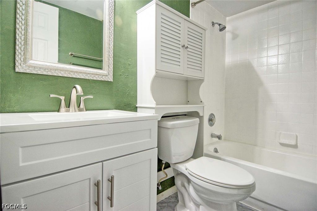 Image 17 of property listing at 1100 Pondella RD 807, Cape Coral, FL 33909