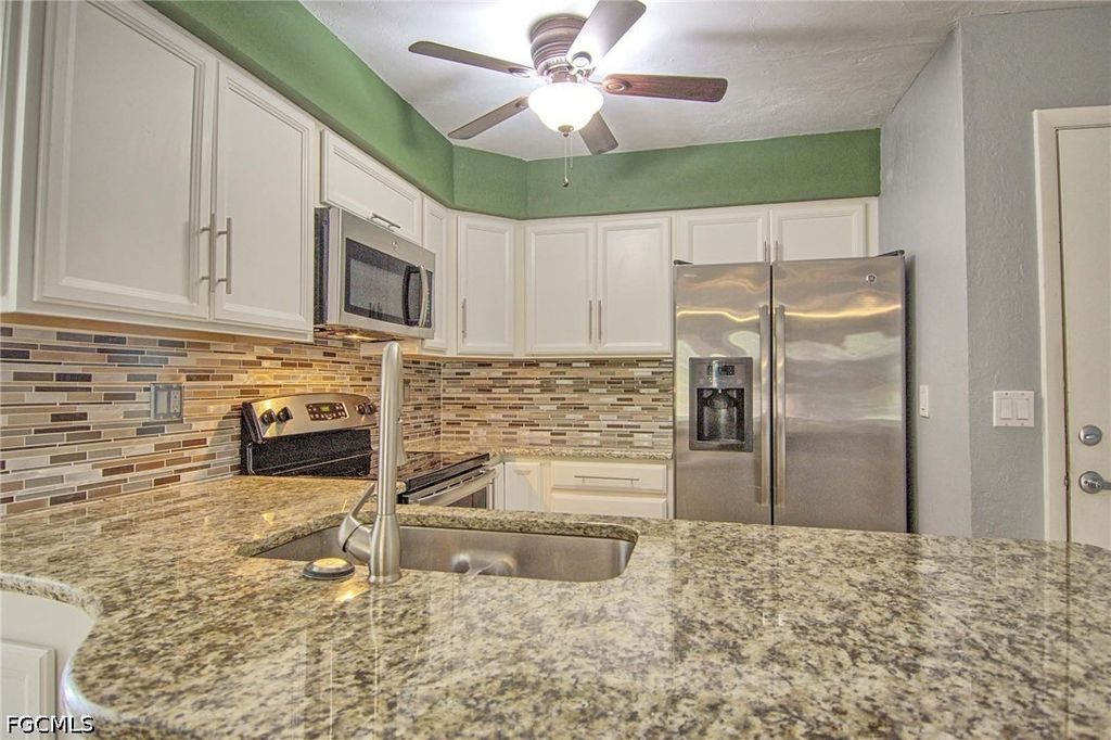 Image 3 of property listing at 1100 Pondella RD 807, Cape Coral, FL 33909