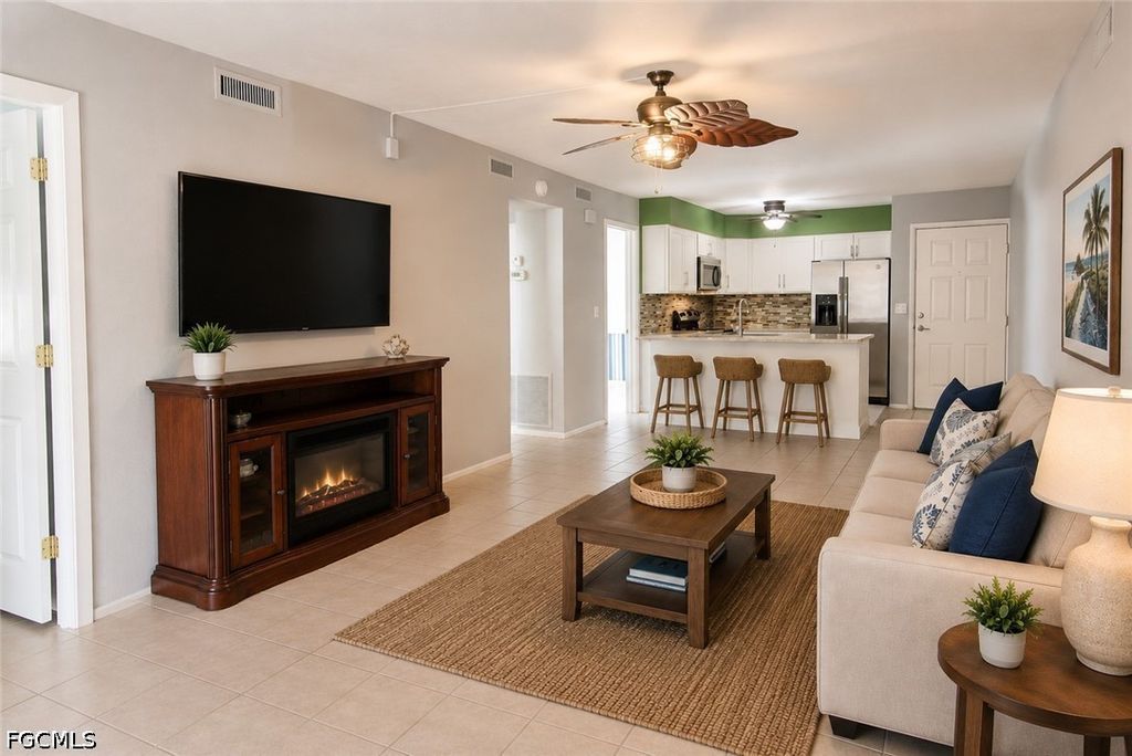 Image 4 of property listing at 1100 Pondella RD 807, Cape Coral, FL 33909
